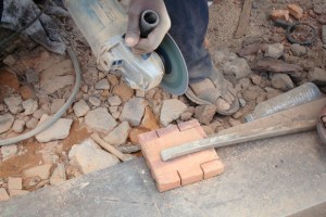 Cutting tiles for a combustion chamber