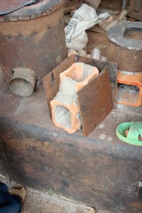 Ceramic combustion chamber and a metal casing